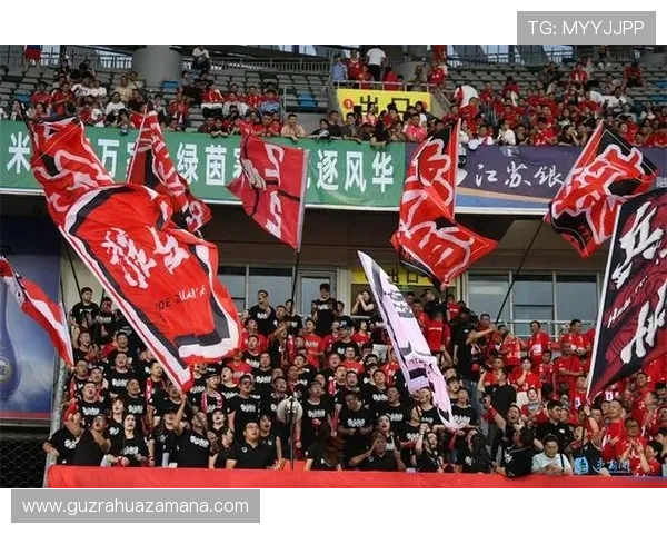 球迷齐声高喊助威口号续约仪式现场气氛燃爆全场 球迷齐声高喊助威口号续约仪式现场气氛燃爆全场