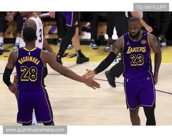 詹姆斯坦言球队面临挑战并呼吁以坦诚沟通共同携手努力度过难关